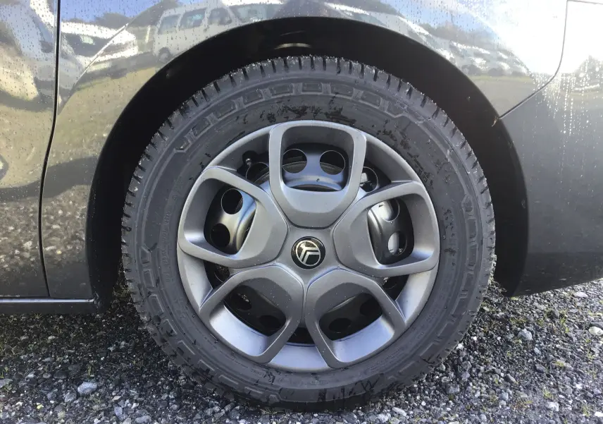 Gros plan sur la roue avant gauche gris titane du Citroën Jumpy Cabine Approfondie XL avec jante spécifique et logo Citroën.