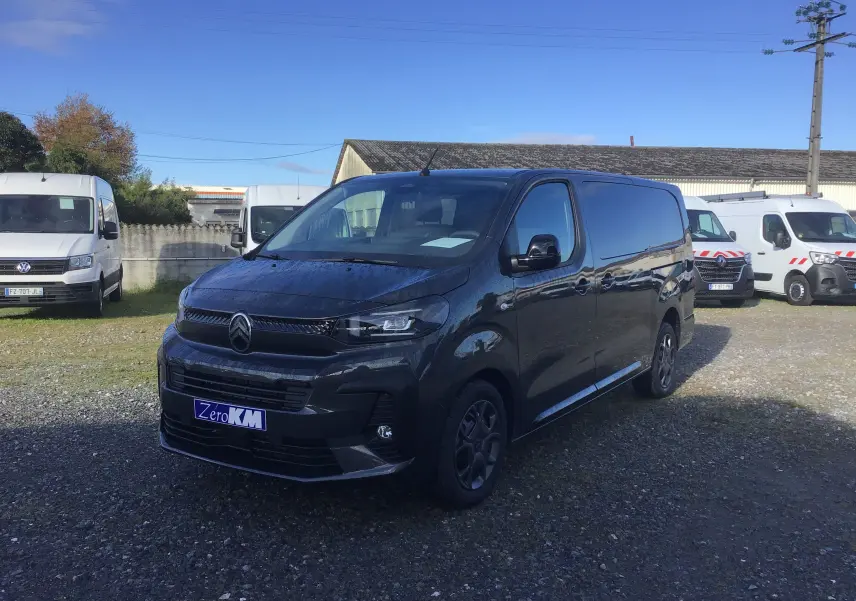 Vue 3/4 avant droit d'un Citroën Jumpy Cabine Approfondie gris titane avec calandre noire et jantes spécifiques.