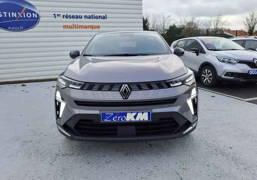 Vue 3/4 avant droite d’un Renault Symbioz gris Cassiopée avec feux LED en forme de C et jantes bi-ton.