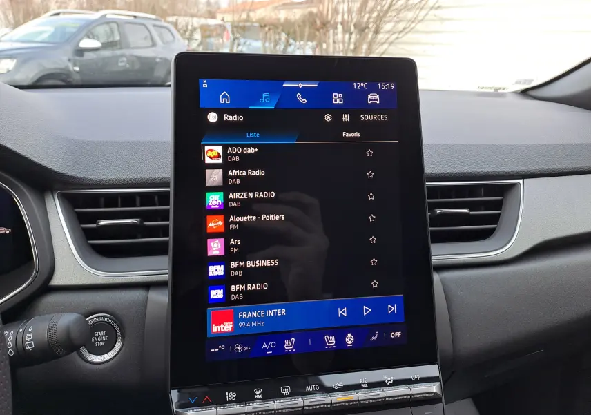 Vue intérieure centrée sur l’écran tactile multimédia du Renault Symbioz 2025, tableau de bord gris et commandes visibles.