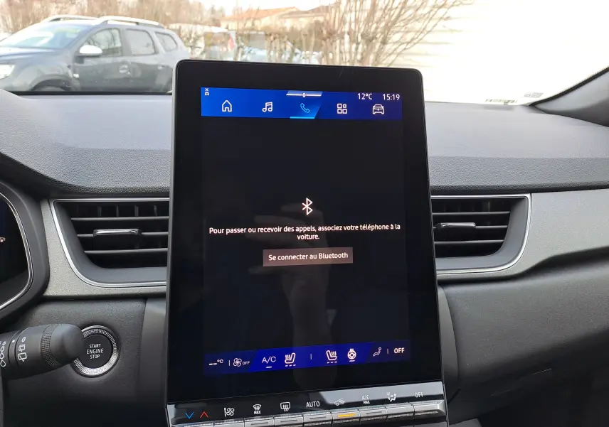 Vue intérieure centrée sur l'écran tactile vertical du tableau de bord du Renault Symbioz gris Cassiopée.