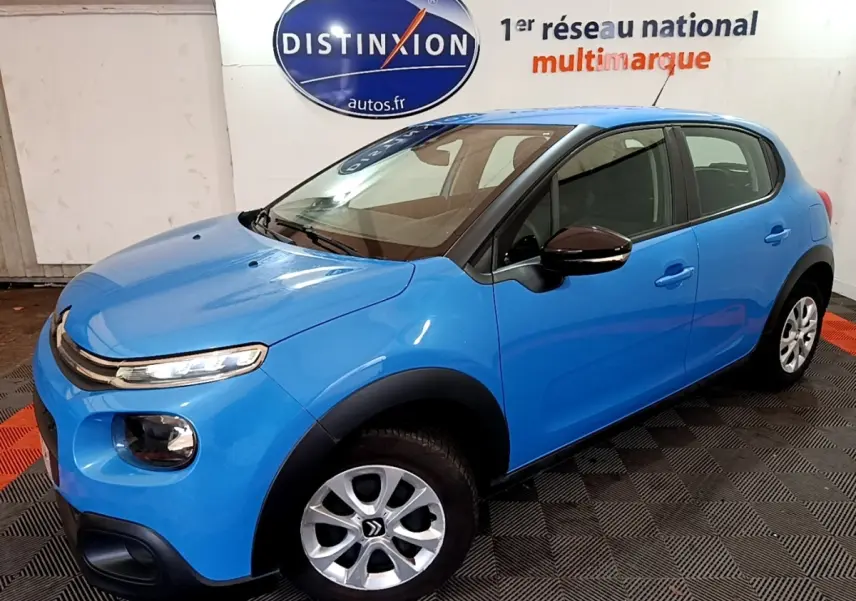 Citroën C3 bleu vue 3/4 avant droit, avec jantes alliage et rétroviseurs noirs brillants.