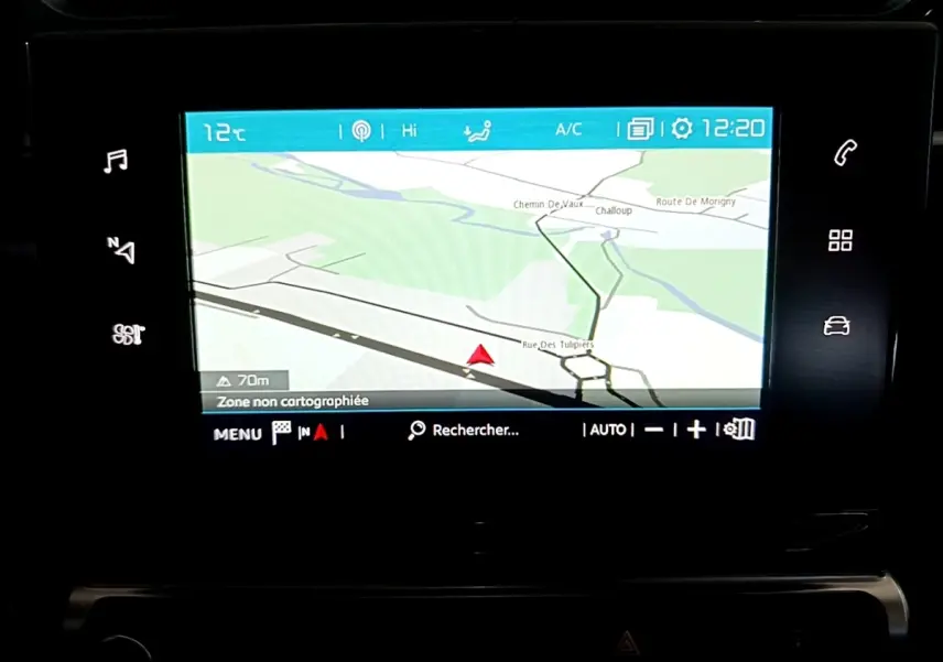 Écran tactile 7 pouces du système de navigation de la Citroën C3 BlueHDi 2017 affichant une carte GPS.
