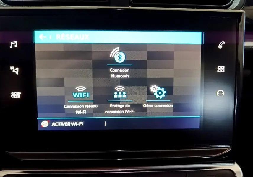 Écran tactile central de la Citroën C3 bleu 2017 affichant les options de connexion Bluetooth et Wi-Fi.
