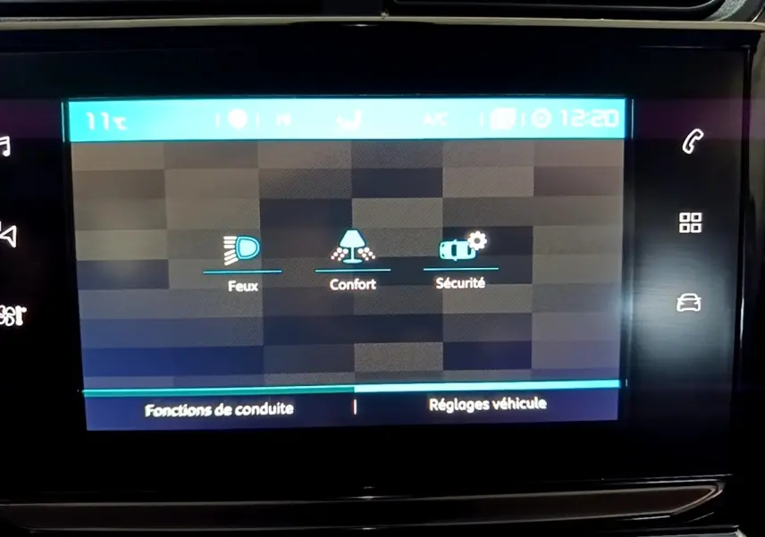 Écran tactile central de la Citroën C3 bleu affichant les réglages Feux, Confort et Sécurité à 12h20