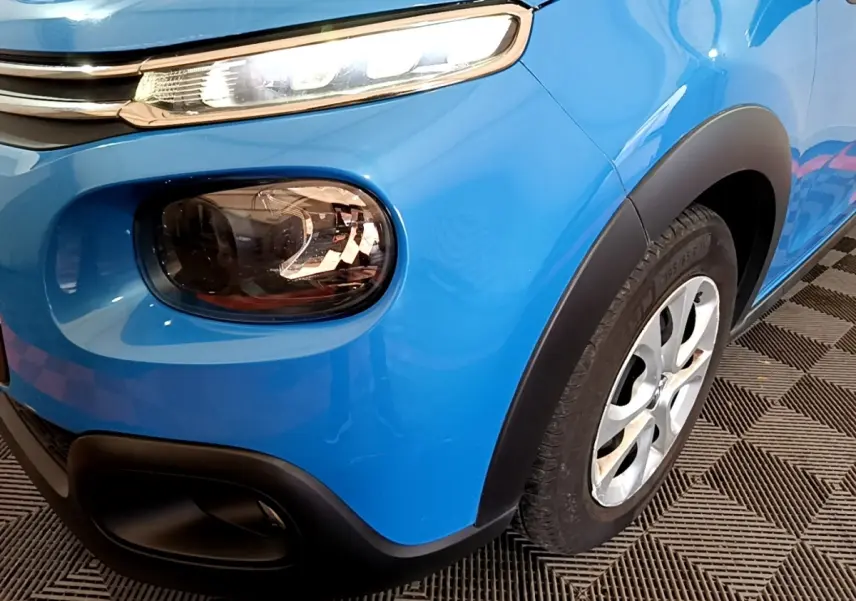 Gros plan sur l'avant droit bleu d'une Citroën C3 2017 avec phares LED et antibrouillards intégrés.