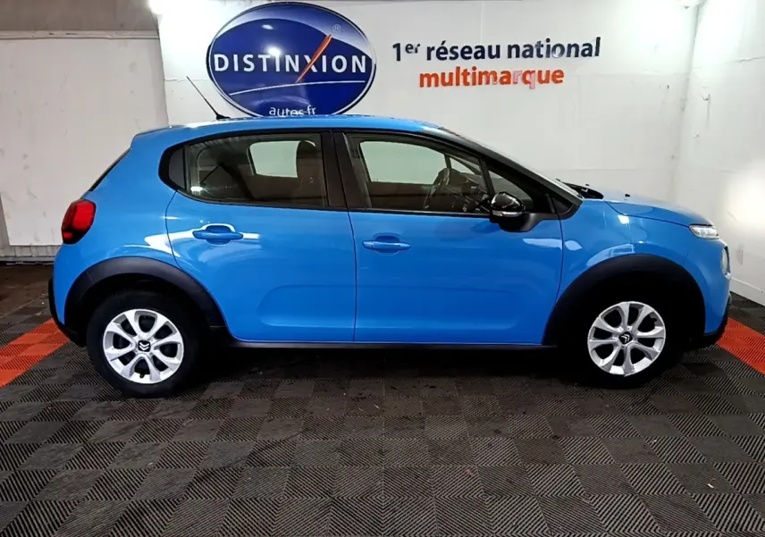 Profil côté gauche d'une Citroën C3 bleu vif 2017 avec jantes argentées et protections noires sur les passages de roues.