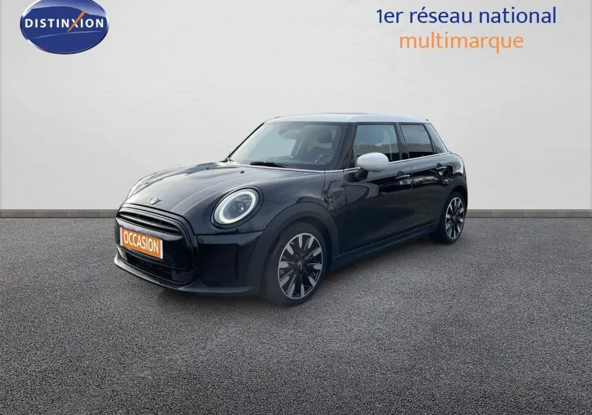 Mini 1.5 136CH noir Midnight Metal vue 3/4 avant droit avec jantes bi-ton et rétroviseurs blancs