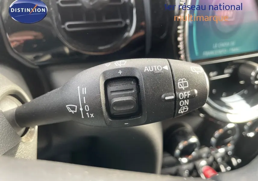 Gros plan sur la commande d'essuie-glace dans l'habitacle noir d'une MINI 2023, avec tableau de bord en arrière-plan.