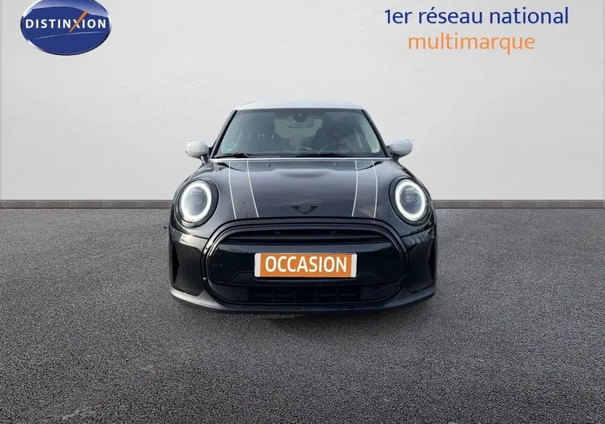 Vue frontale d'une MINI 1.5 136CH noire Midnight Metal avec toit blanc et bandes blanches sur le capot.
