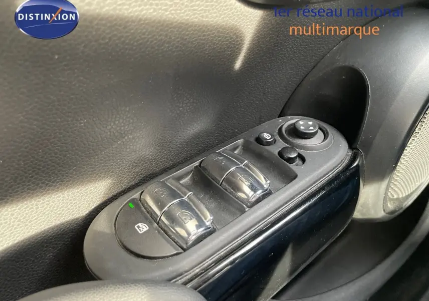 Gros plan sur les commandes de lève-vitres côté gauche d'une MINI noire Midnight Metal de 2023.