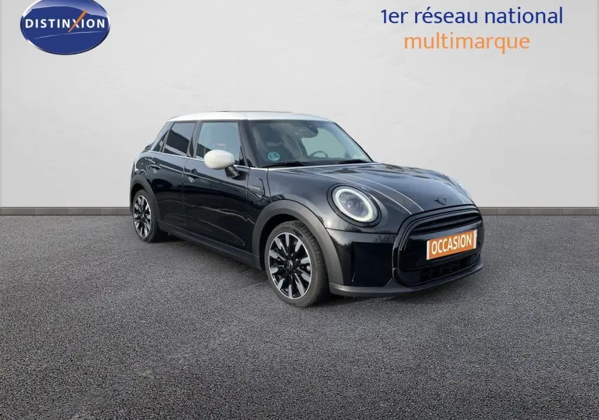 Vue 3/4 avant droite d'une MINI 1.5 136CH noire Midnight Metal avec toit blanc et jantes bi-ton 17 pouces.