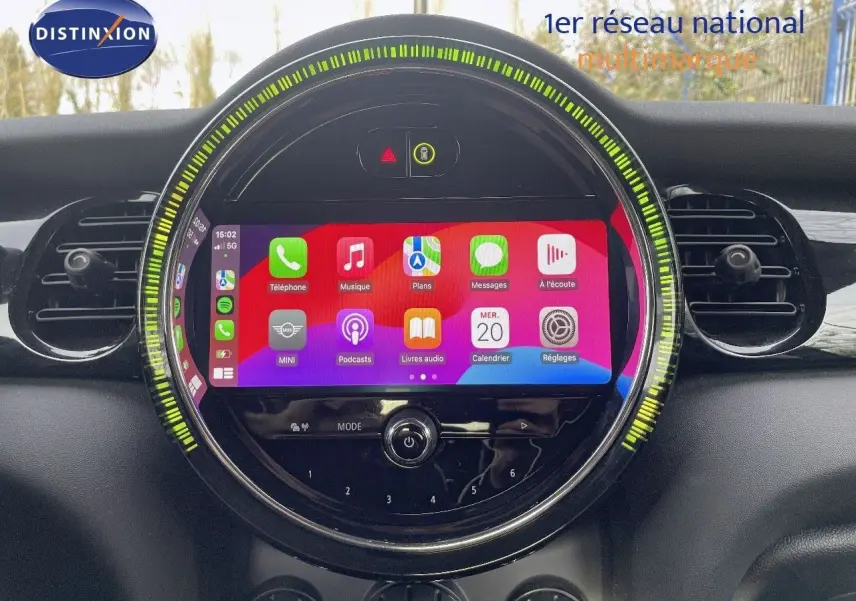 Tableau de bord de MINI 1.5 136CH noir, avec écran tactile central rond affichant applications connectées.