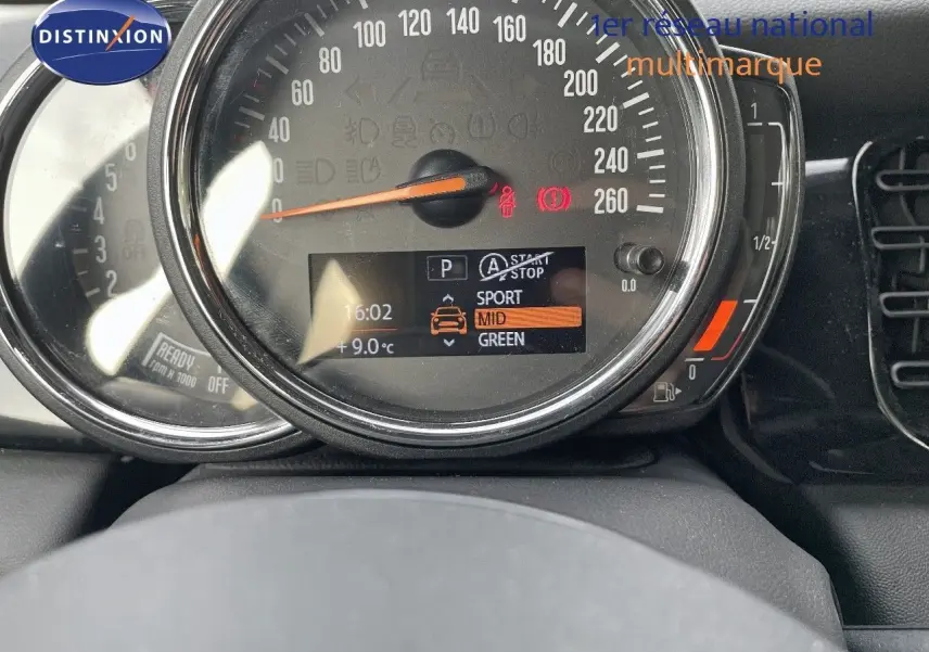 Vue rapprochée du tableau de bord de la MINI noire, affichant le compteur de vitesse et le mode de conduite sélectionné.