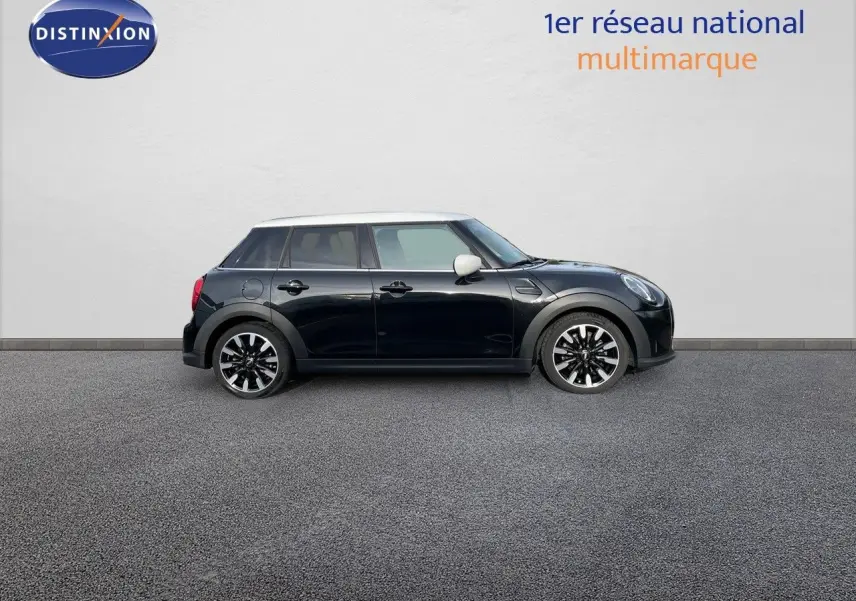 Profil droit d'une MINI 5 portes noire Midnight Metal avec toit blanc et jantes bi-ton sur fond neutre.