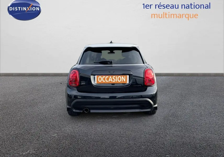Vue arrière d'une MINI 1.5 136CH noire Midnight Metal avec feux arrière rouges et plaque "OCCASION" visible.