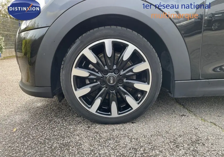 Gros plan sur la roue avant gauche noire Midnight Metal d'une MINI 1.5 136CH STEPTRONIC 2023 avec jante bi-ton.