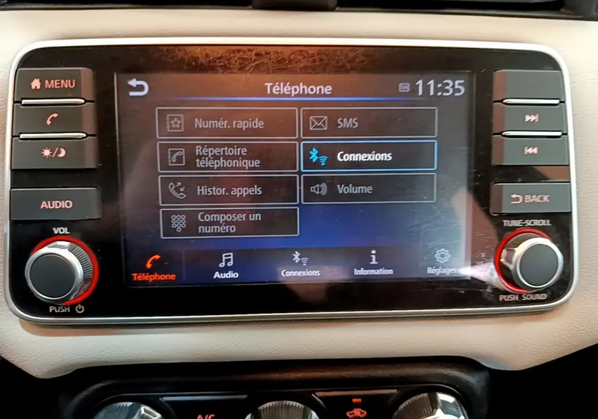 Écran tactile central de la Nissan Micra IG-T 92 Acenta 2022, affichant le menu téléphone avec commandes audio et volume.