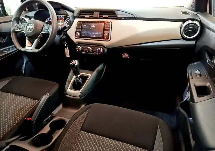 Vue intérieure avant droite de la Nissan Micra IG-T 92 Acenta 2022 avec tableau de bord clair et volant multifonctions noir.