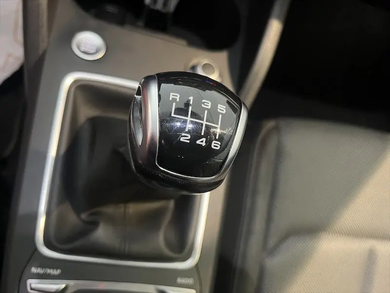 Le levier de vitesses manuel en gros plan de l'Audi Q2 30 TFSI S-Line 2021, intérieur noir.
