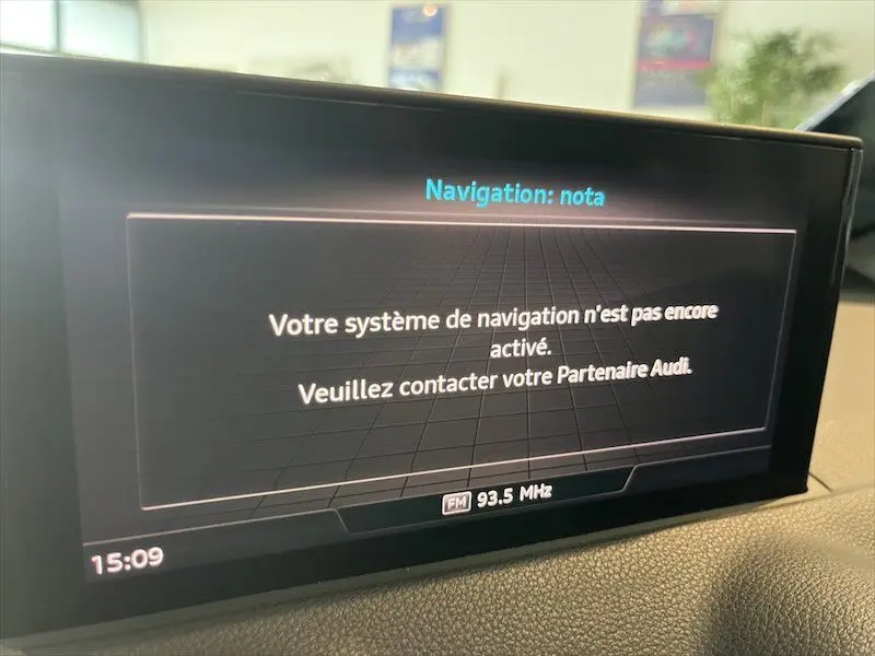 Écran central du système de navigation d'un Audi Q2 2021 affichant un message d'activation non encore réalisée.