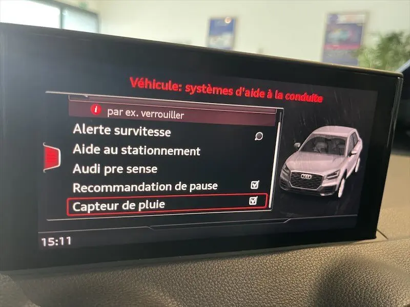 Écran du système d'aide à la conduite d'un Audi Q2 2021 avec menu des alertes et assistance, illustration grise du véhicule.