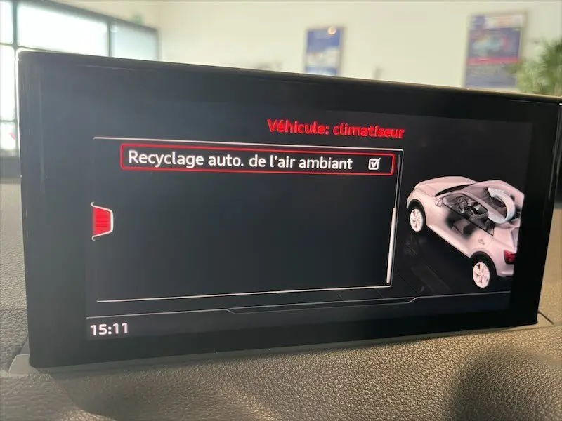 Écran central affichant le menu climatisation avec illustration 3D d'un Audi Q2 bleu Navarre métal vue de dessus côté droit.