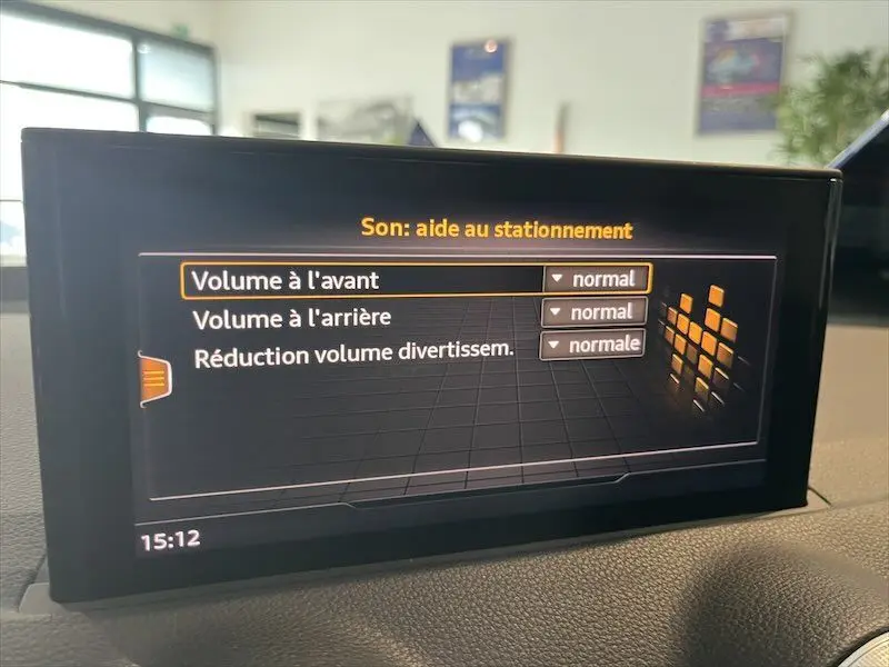 Écran central de l'Audi Q2 30 TFSI S-Line 2021 montrant les réglages audio d'aide au stationnement dans l'habitacle.