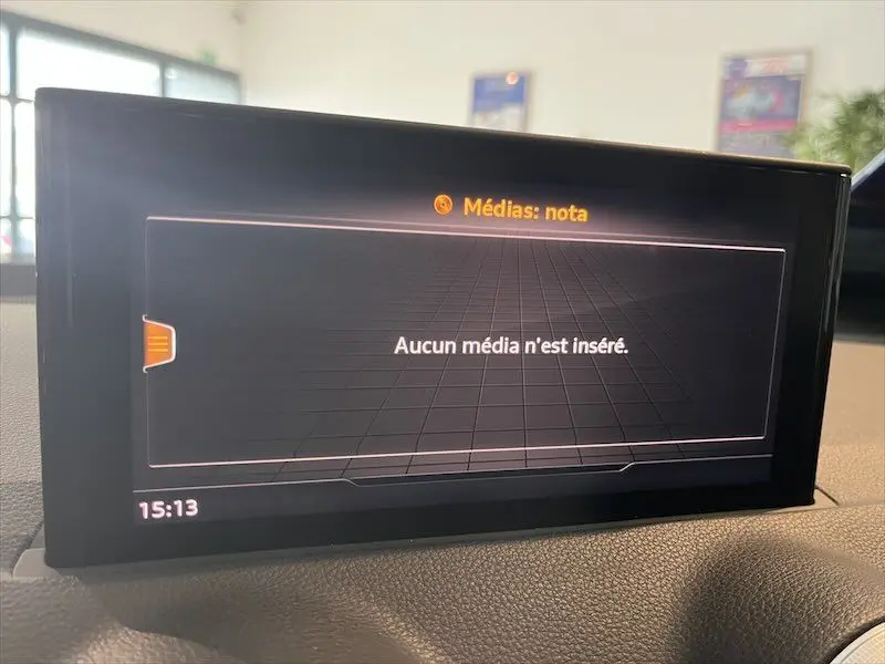 Écran central multimédia de l'Audi Q2 30 TFSI S-Line 2021 affichant "Aucun média n'est inséré" dans un intérieur sombre.