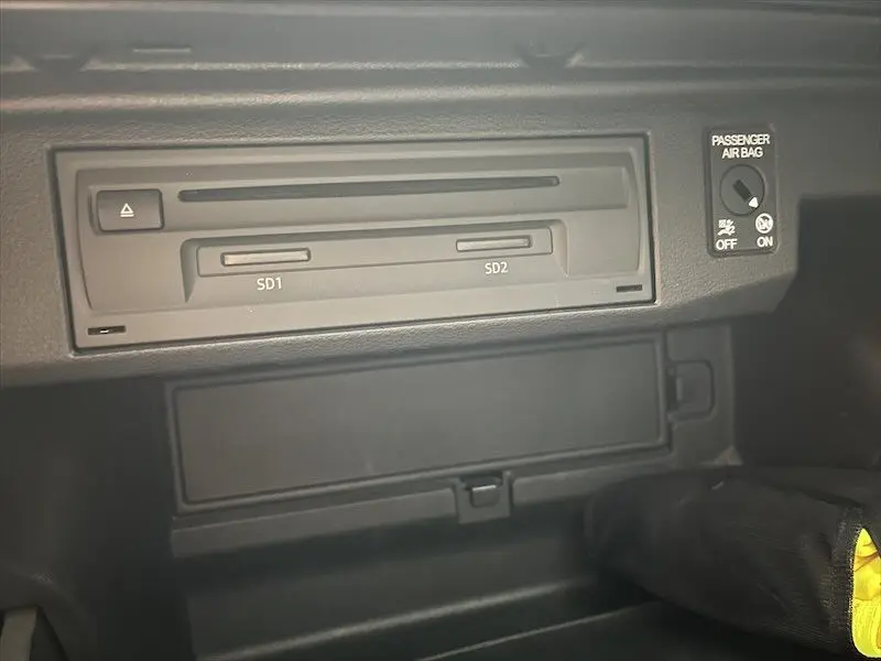 Gros plan sur le lecteur SD double emplacement et l'interrupteur d'airbag passager dans l'Audi Q2 30 TFSI S-Line 2021.