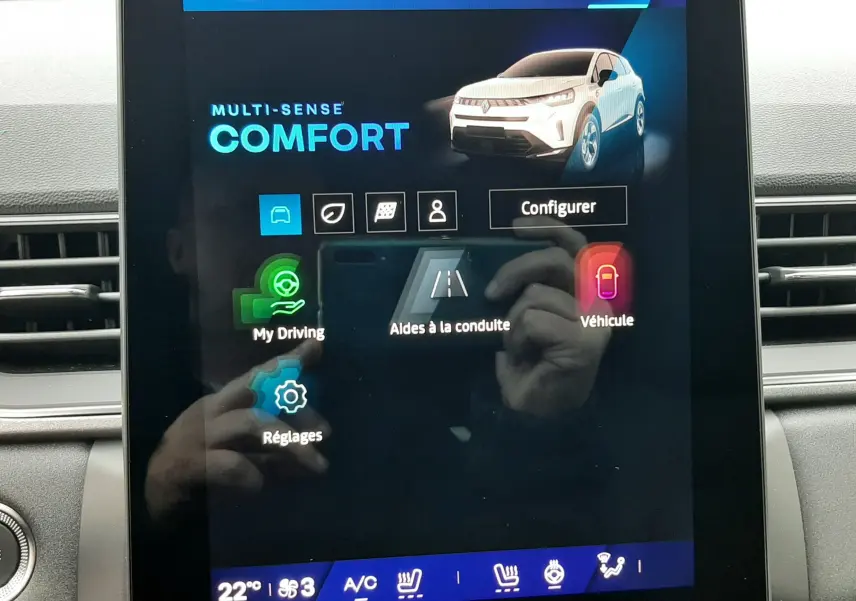Écran tactile central affichant le mode Multi-Sense Comfort avec une illustration du Renault Symbioz blanc nacré.