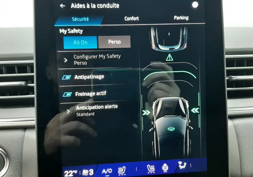 Écran tactile central de la Renault Symbioz blanc nacré, affichant les aides à la conduite avec interface moderne.
