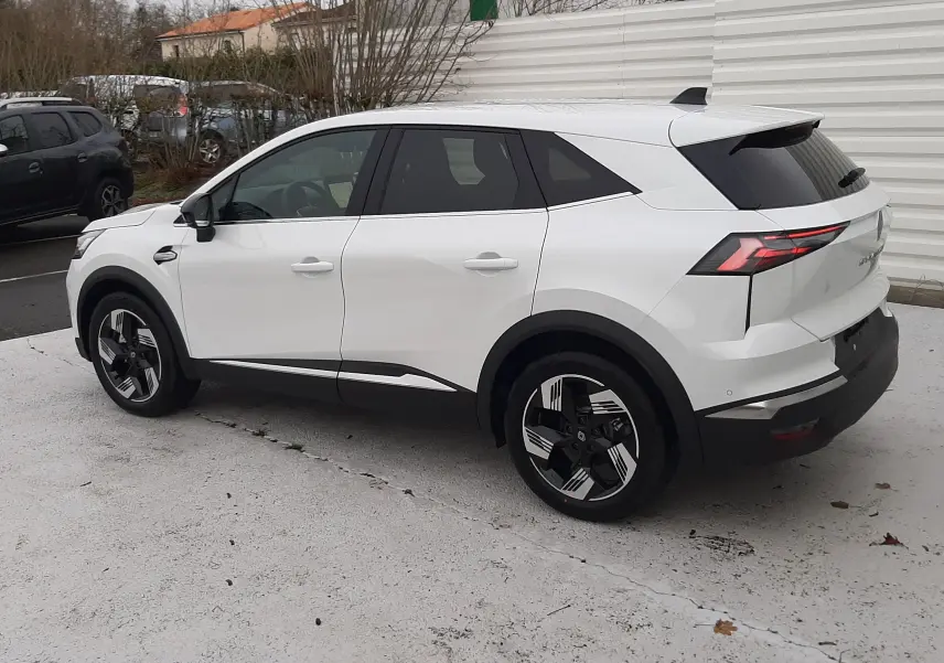 Renault Symbioz blanc nacré vu de profil côté droit, avec jantes noires et détails noirs contrastants.
