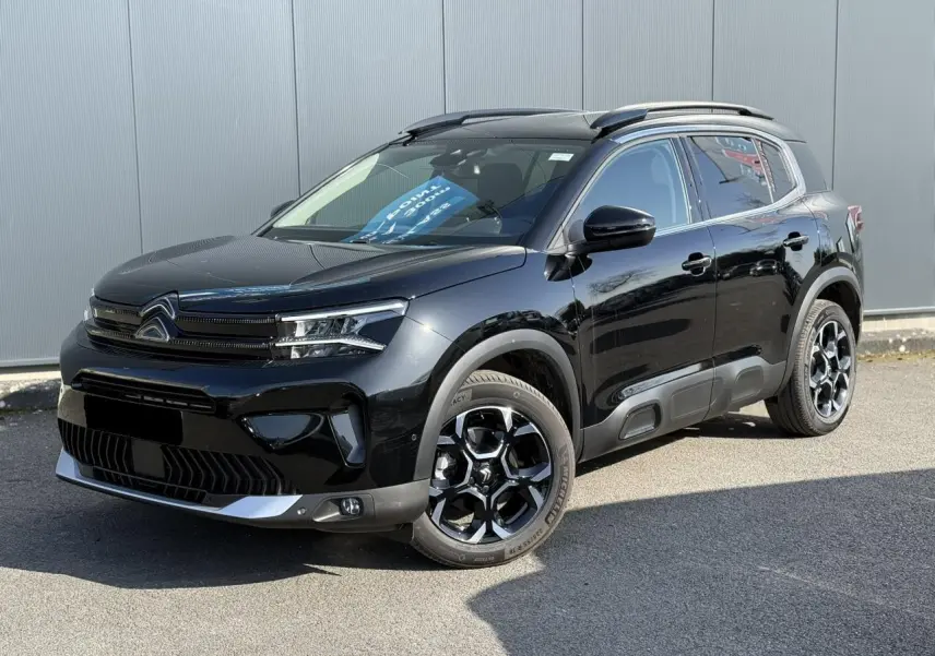 Citroën C5 Aircross noir Perla vue 3/4 avant droit avec jantes alliage bi-ton et barres de toit noires.