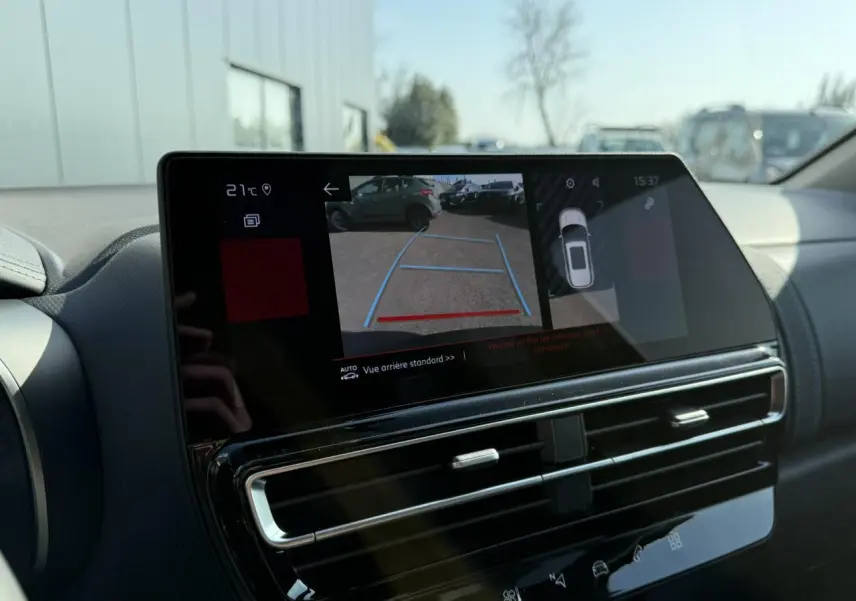 Écran tactile central affichant la caméra de recul et l’aide au stationnement du Citroën C5 Aircross 2025 noir Perla.