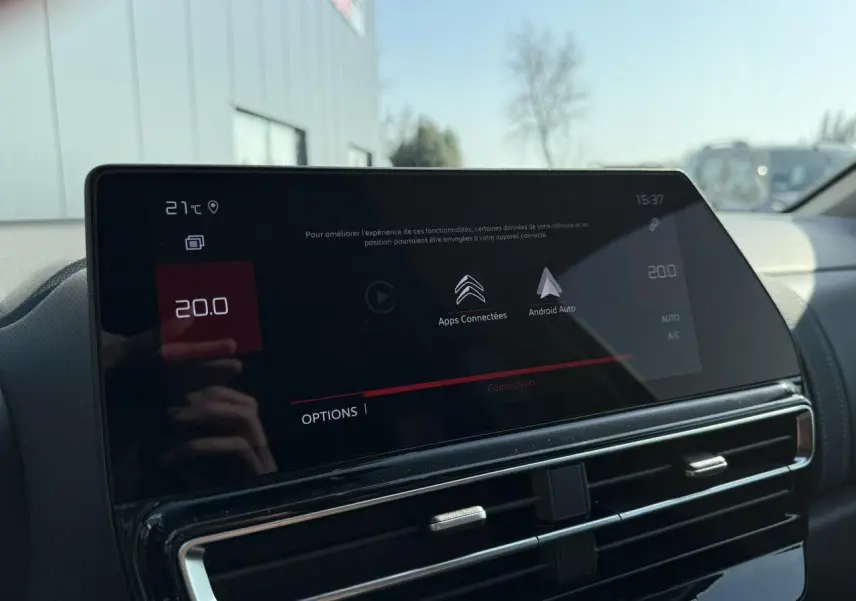 Écran tactile central du tableau de bord du Citroën C5 Aircross 2025 affichant la climatisation et les options connectées.