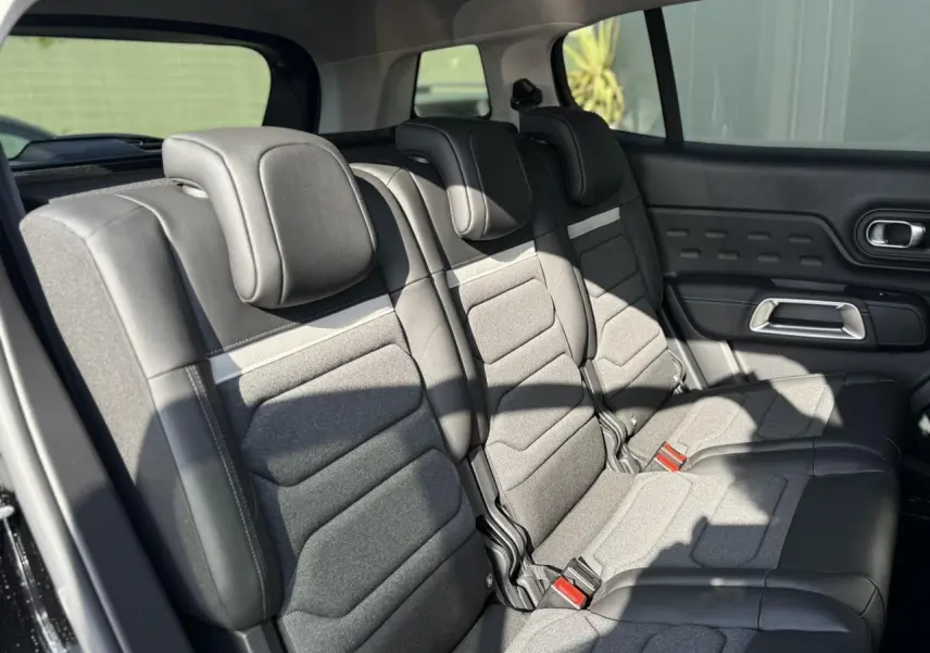 Vue intérieure côté droit des trois sièges arrière indépendants gris et noir du Citroën C5 Aircross 2025 Noir Perla.