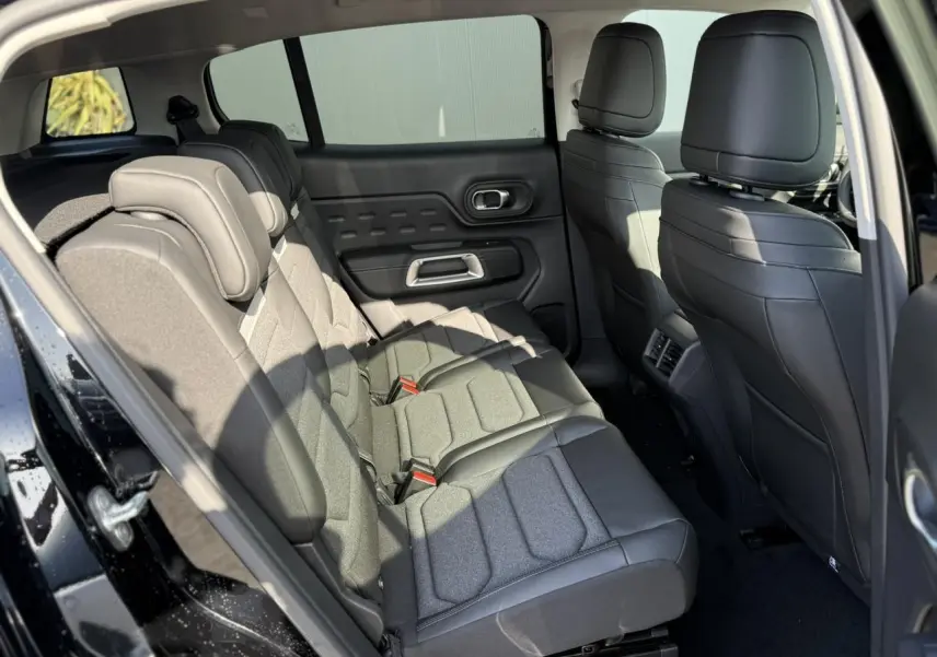 Vue intérieure côté gauche des sièges arrière noirs et gris du Citroën C5 Aircross 2025 avec appuis-tête réglables.