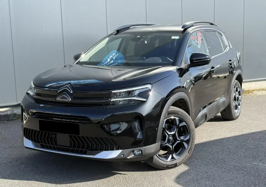 Citroën C5 Aircross noir Perla en 3/4 avant droit, avec jantes alliage 18'' bi-ton et barres de toit noires.