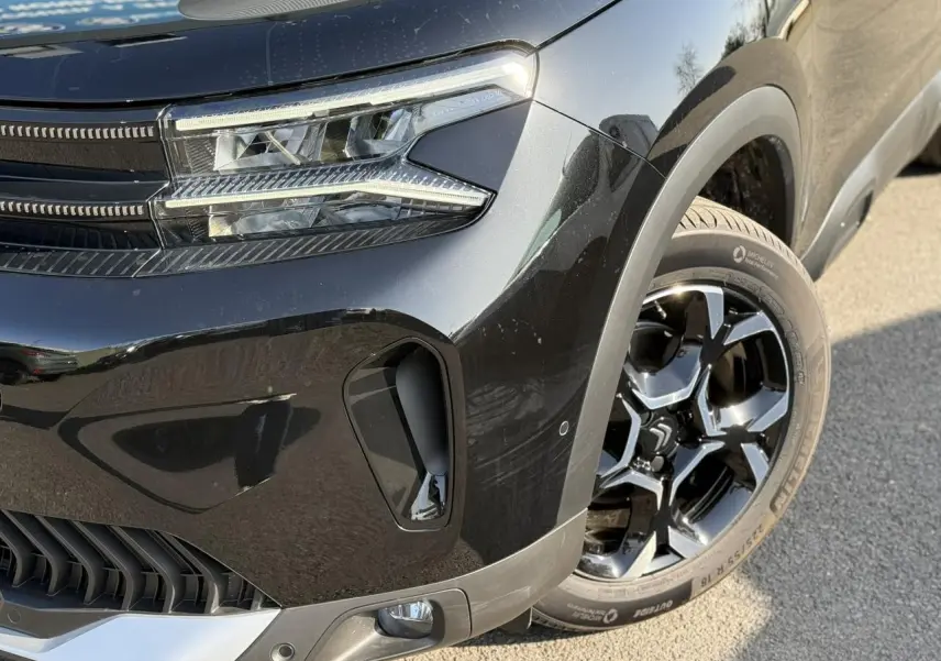 Gros plan sur l’avant droit noir Perla du Citroën C5 Aircross 2025, avec phares LED et jante alliage 18'' bi-ton.