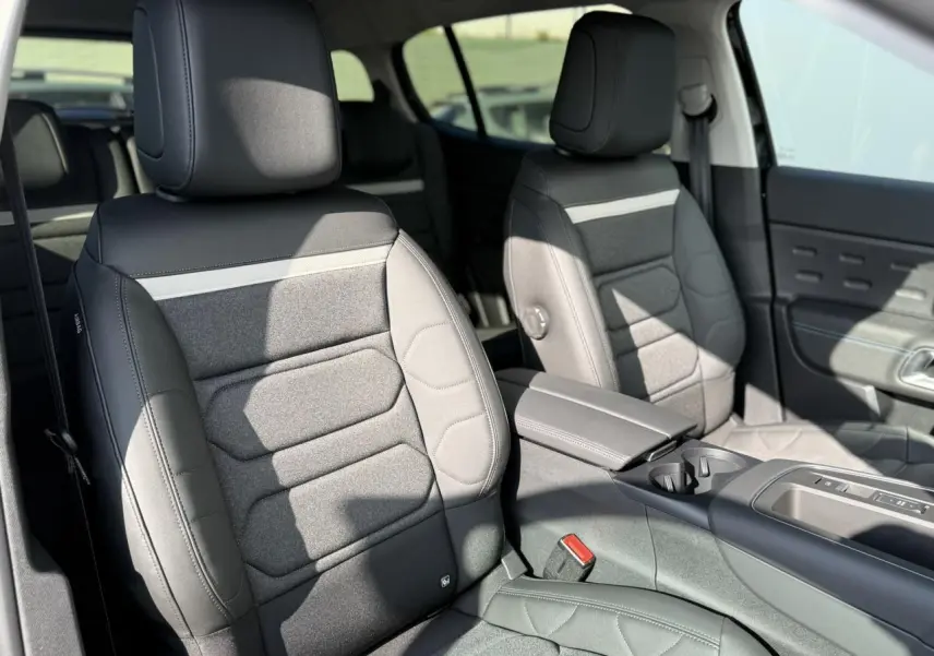 Vue intérieure de face des sièges avant gris foncé du Citroën C5 Aircross 2025 avec accoudoir central et console entre les sièges.