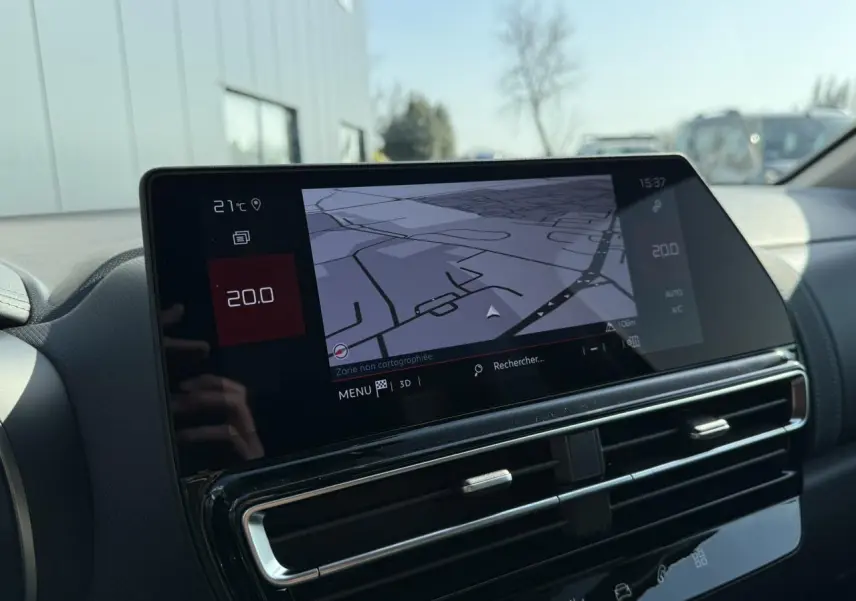 Écran tactile central avec navigation et commandes climatisation dans l’habitacle du Citroën C5 Aircross noir.