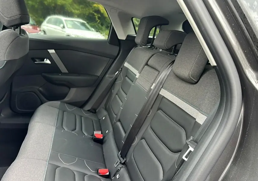 Vue intérieure côté droit de la banquette arrière gris foncé et tissu sur la Citroën C4 1.5 BlueHDi 130 Max automatique 2024.