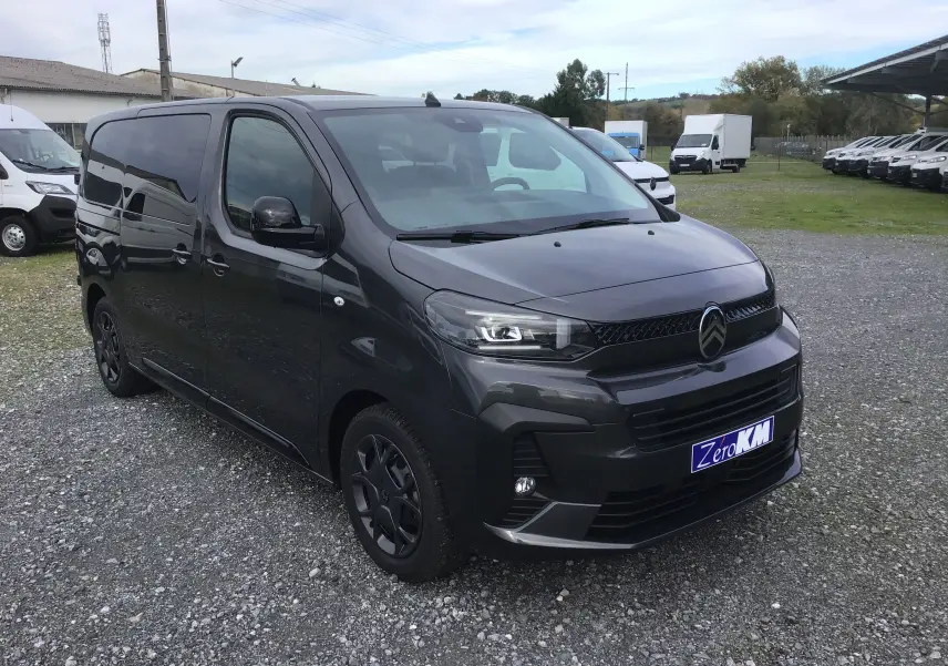 Citroën Jumpy Cabine Approfondie gris titane en 3/4 avant droit, avec calandre noire et jantes foncées.
