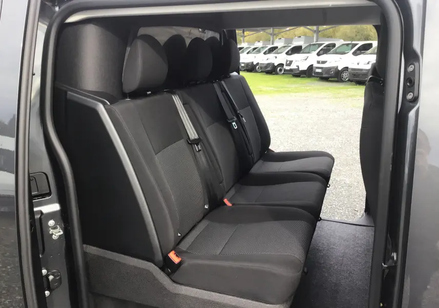 Banquette arrière noire vue de côté gauche dans un Citroën Jumpy Cabine Approfondie gris titane avec portes ouvertes.