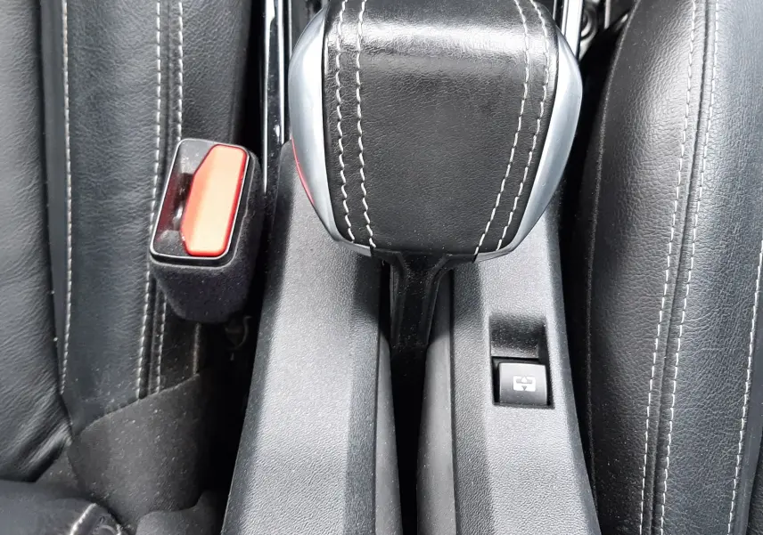 Gros plan sur le levier de vitesses en cuir noir avec surpiqûres blanches du Peugeot 2008 2017, intérieur noir.