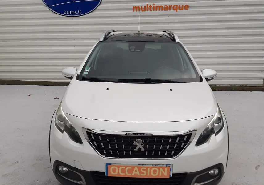 Peugeot 2008 blanc vue de face, avec calandre noire et plaque "OCCASION" orange visible.