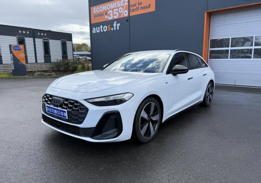 Audi A5 Avant blanc glacier métallisé vue 3/4 avant droit, avec calandre noire et jantes distinctives noires et argentées.