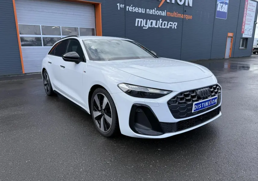 Audi A5 Avant blanc glacier métallisé vue 3/4 avant avec calandre noire et jantes noires distinctives