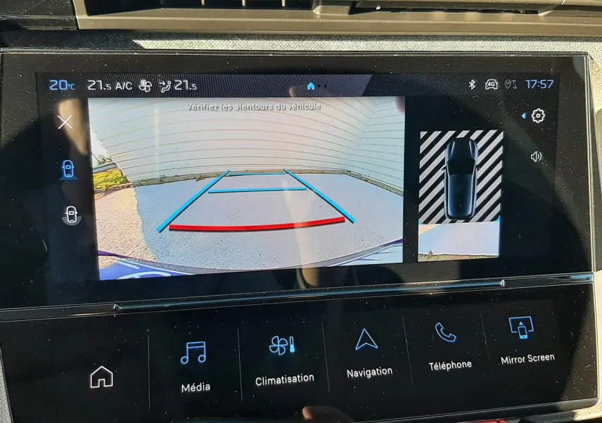 Écran tactile intérieur de la Peugeot 308 Bleu Obsession montrant la caméra de recul et l'interface multimédia.